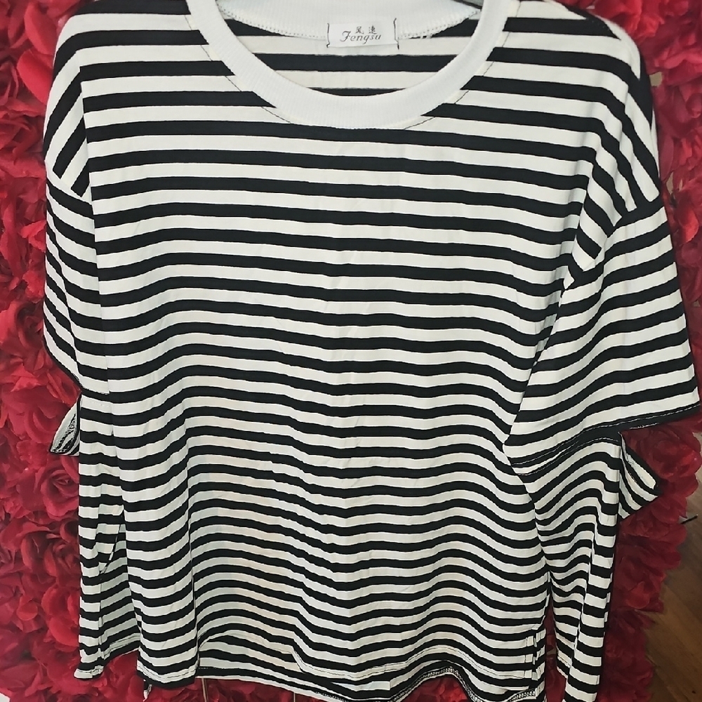 Fengsu Black and White Striped T-Shirt With Open Elbows Size Xlarge